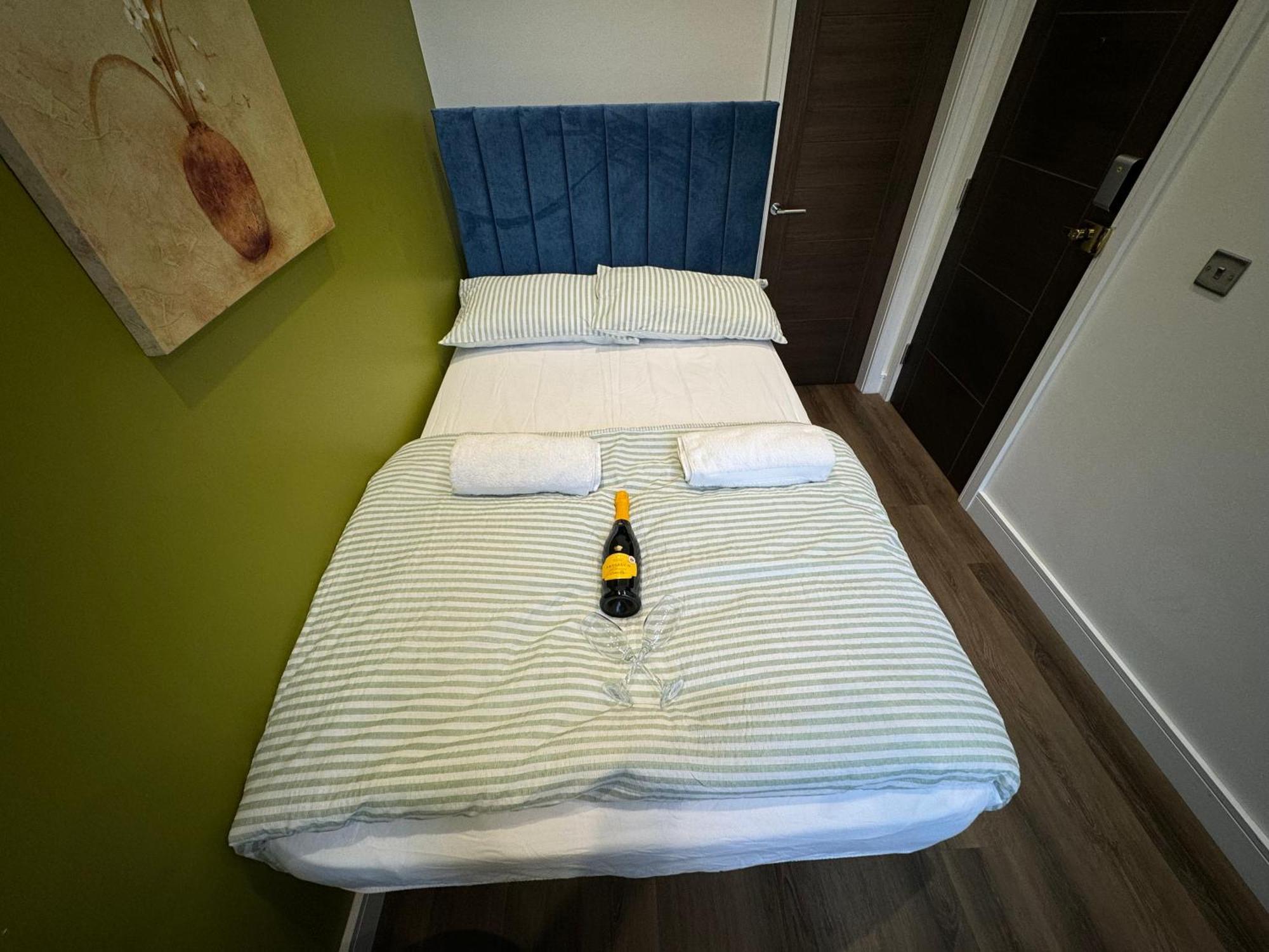Southgate Luxury Apartments Elland Bagian luar foto
